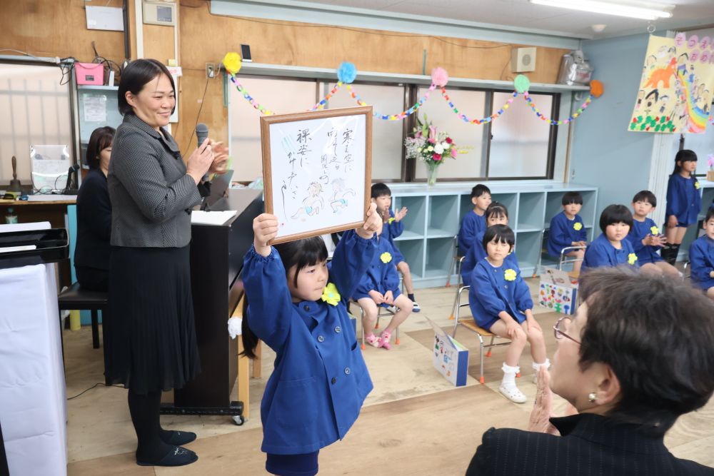 グランドチャンピオン賞🏆
「先生今日マラソン行く？」
「よーし、頑張るぞ！！！！」
といつでも前向きな言葉でみんなを
引っ張ってくれたSちゃん♪

寒い日でも雪が降っても
毎日元気に頑張りました💮