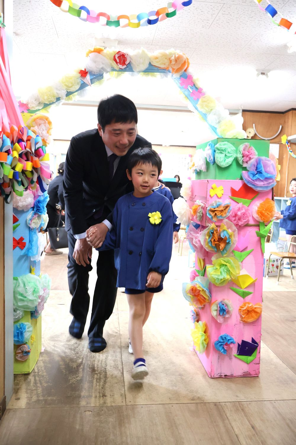 大好きなお家の人と退場♡
そのつないだ手をグッと引っ張るEくんの表情は
自信に満ちあふれているように感じます