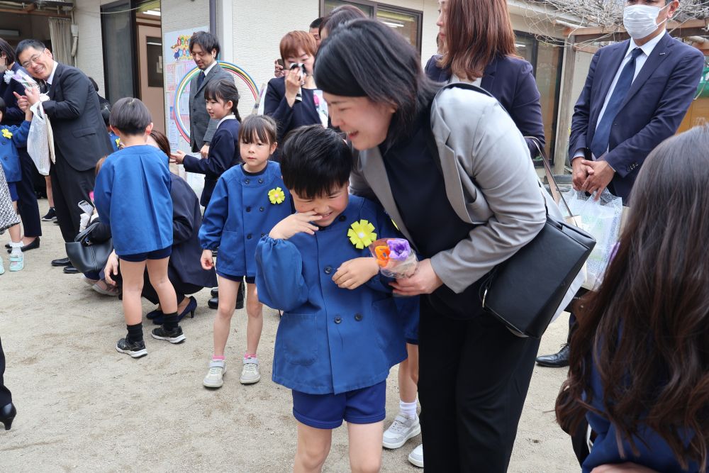 いつもみんなの事を一番に考えてくれている
お家の人へ【ありがとう】の気持ちを込めて
花束をプレゼント💐

ギュッと抱きしめられ嬉しそうなＫくん♡
「お母さんが嬉しいって言ってくれた！！」
とニコニコ教えてくれました😊
園では一番のお兄さんお姉さんですが
まだまだお家の人には甘えたい♡
たくさん抱きしめてあげてください♪