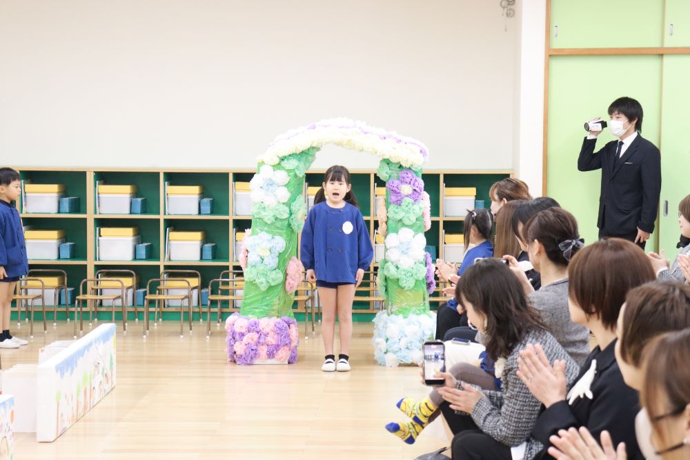 キリン組24人
大好きな友達・先生と過ごした
ゆめはうすを卒園しました♡



自信を持って堂々とした大きな返事・・・