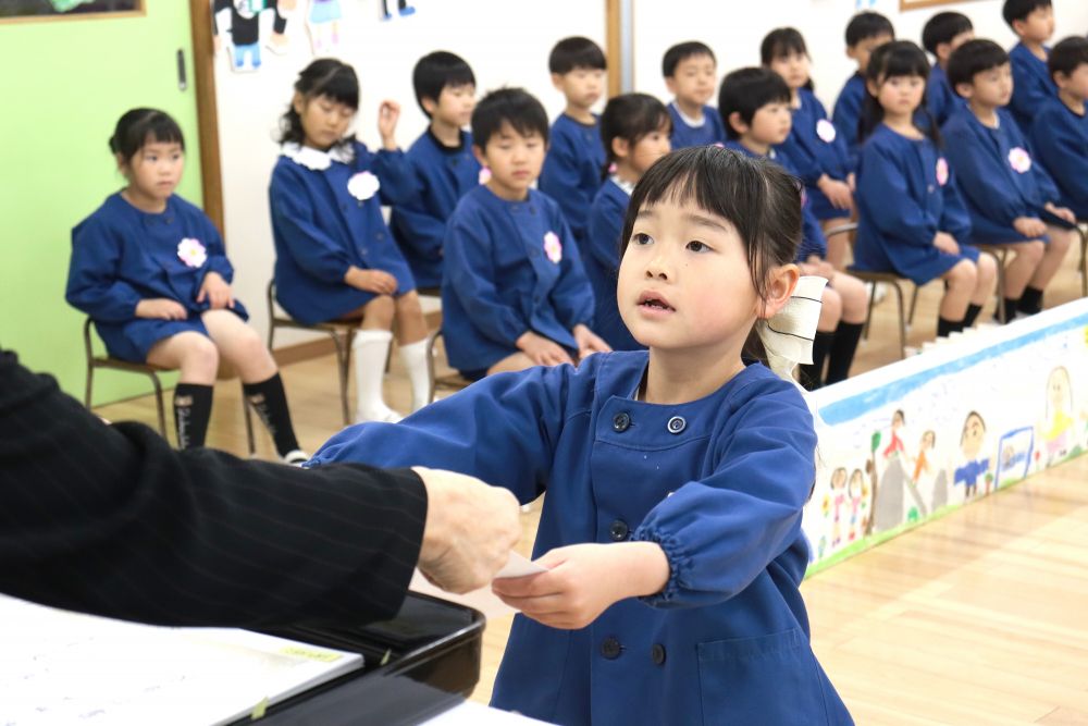 一人ひとりが受け取る大事な卒園証書
園長先生と目を合わせて　大切に・・・