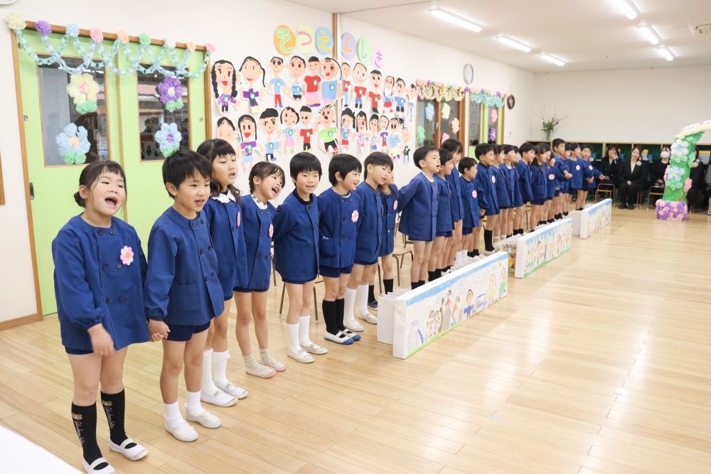 ♪てをつなごう
　てをつなごう
　てをつないだときのほうが
　ちからがわいてくるよ
　やさしいきもちになるよ
　さあ　いっしょにてをつなごう

大好きな友達と手を繋いで
支え合った日を忘れずに♡