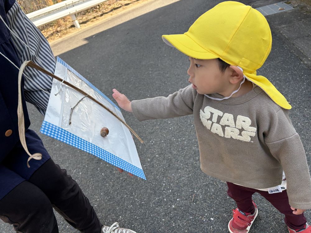 お散歩日和☀
みんなでお散歩に出発！！
見つけたものをペタッと！！