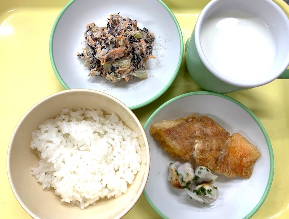 ご飯

揚魚レモン風味

ベイクド里芋（のり塩）

ひじきサラダ

牛乳