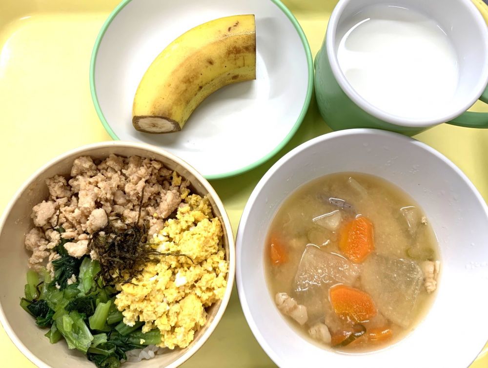 三色どんぶり

豚汁

バナナ

牛乳