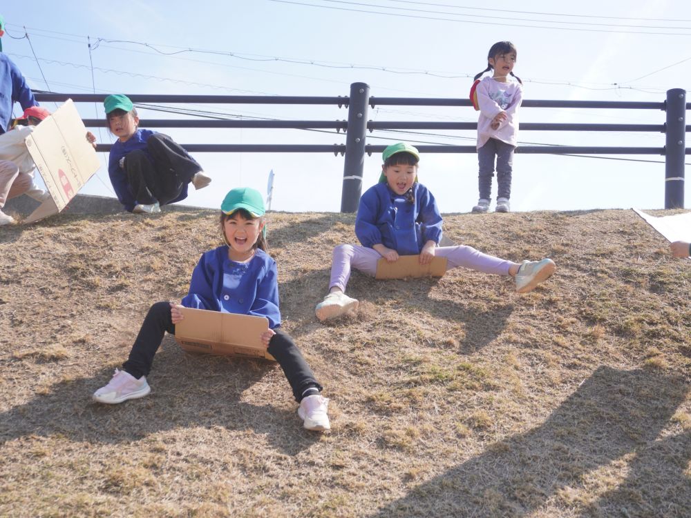 卒園式も終わりゆめはうすで過ごすのも残りわずか・・・
行きたいところに　行きたい友達と
散歩に行く計画をキリン組みんなで立てて
毎日の登園の楽しみにもなっています♡



段ボールを持参するのが日課になってきて
芝滑りをして楽しむ♡