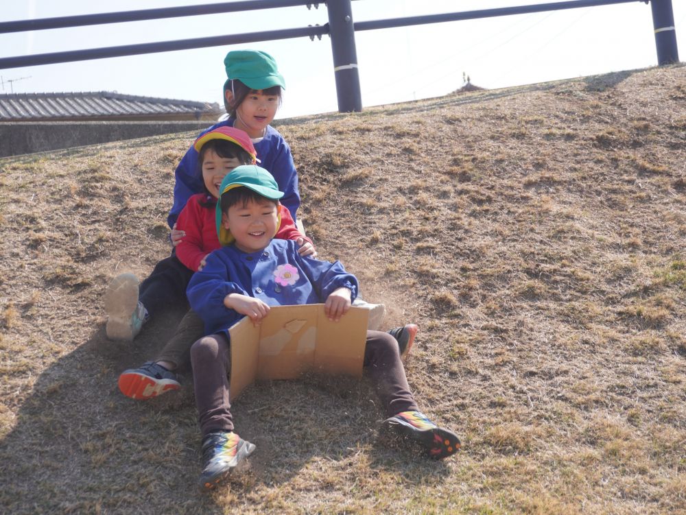 年下の友達と遊ぶのもあと少し・・・
小さいクラスの子に優しいキリン組さん♡
年下クラスの子たちもいっぱい遊んでくれるキリン組さんが大好き♡



「黒崎水路にリス組さんと行きたい！」
一緒に芝滑りを楽しみました♡