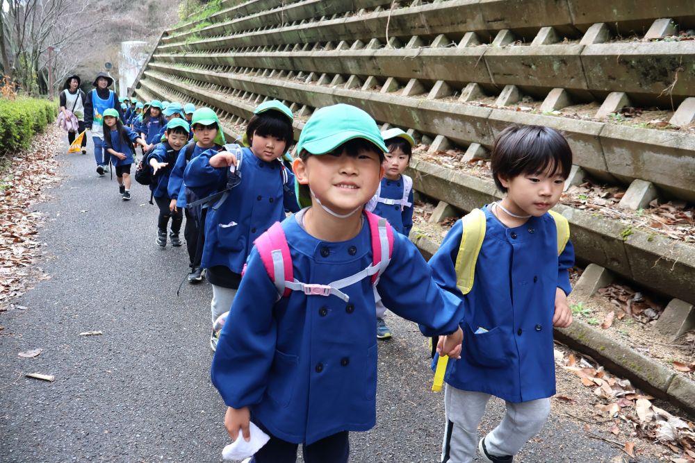 卒園式も終わり、数日前から
楽しみにしていたびんご運動公園！！
ゾウ組さんとキリン組さんで
往復約２時間かけて歩いていきました💪

「あと少し～？」　「まだかな～」
行きは長い登り坂を約一時間歩いたみんな
体力もついていますが、さすがに疲れたかな～？
それでも公園につくと疲れは吹っ飛び
思いきり走りだす♡　