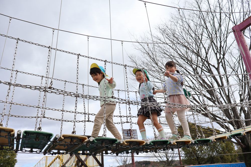 ガタガタ揺れる吊り橋！！
下を見ると怖いね…
仲良く３人でゆっくり渡る♪