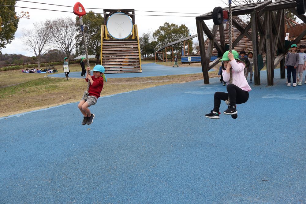 そしてターザンロープは
ゾウ組さん🐘VSキリン組さん🦒
「せーのっ！！」　「早く戻って～！！」
こうして一緒に遊ぶのもあと少しだね…
