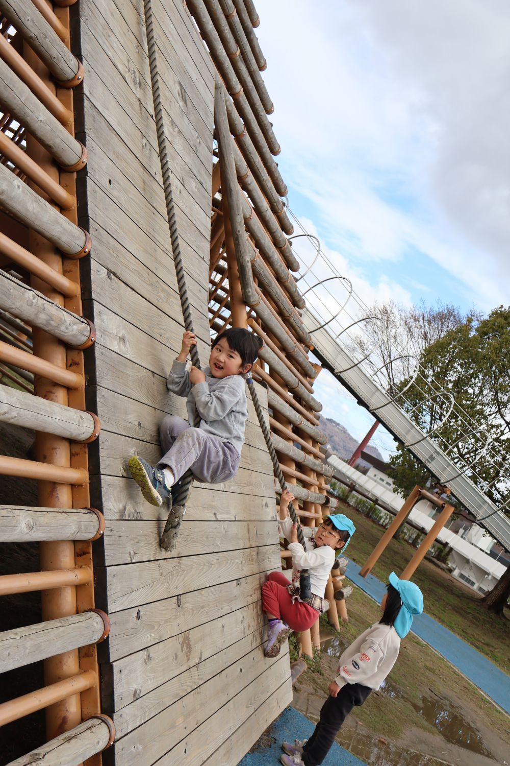 長いすべり台を滑るために
このロープを登っていきます！！
靴が濡れて少し滑るけど
一生懸命腕の力を使って登る💪
その顔は必死です…
登りきるとみんなやりきった顔を
見せてくれます♡