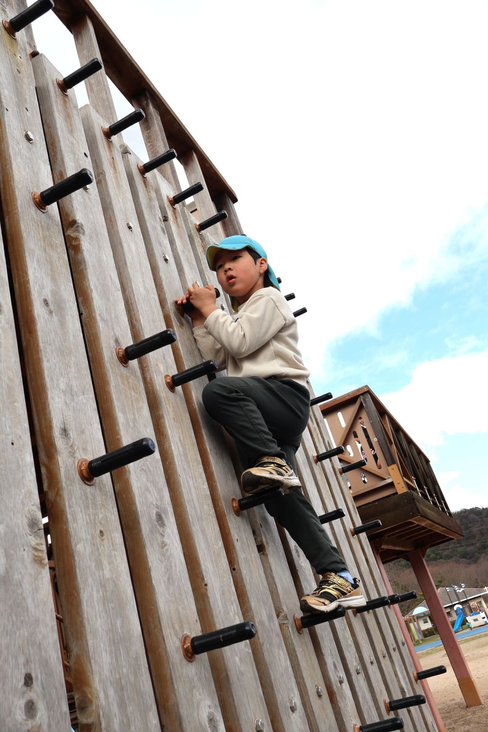 こっちでも手を持つ位置
足を置く位置を確認しながら慎重に…
「よし！！」　「やったー！！」
普段の木登りや雲梯遊びから
体の動かし方もよくわかっています⭐