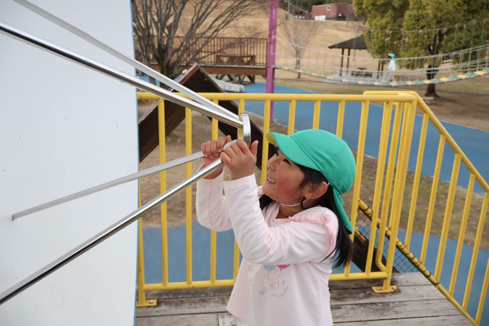 遊びに行った事がある子も多く
「ねえあっち側行って！ 私こっち登る」
「一緒に喋ろ～♡」
「Sちゃーん！！」　「Wちゃーん！！」
「わあ！！聞こえた～♡♡」　と大盛り上がり