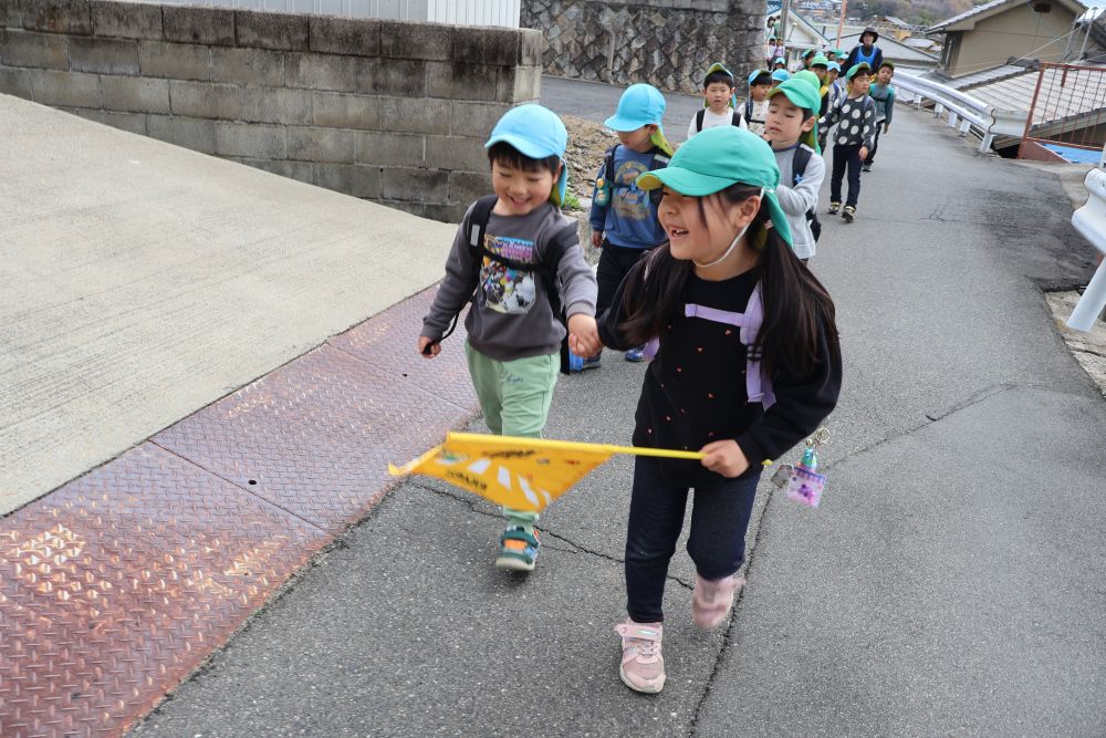 「さあ帰ろ～！！」
帰り道はまた違う道から
新幹線も見れました🚅


あと数日でゾウ組さんは進級し
キリン組さんは小学生に！！
まだまだ実感はわきませんが
最後までいっぱい遊ぼうね♡