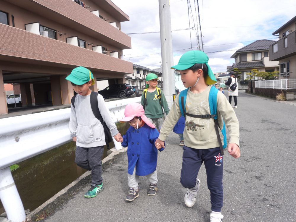 園でいちばん小さいウサギ組・ヒヨコ組さんと
園でいちばん大きいキリン組さん♡
一緒に散歩に行けるのを楽しみにしていました♡



だいぶ力がついてきて
歩ける距離も長くなってきたウサギ組さん♡
キリン組さんが両端で守りながら手をひいて歩いてくれました！