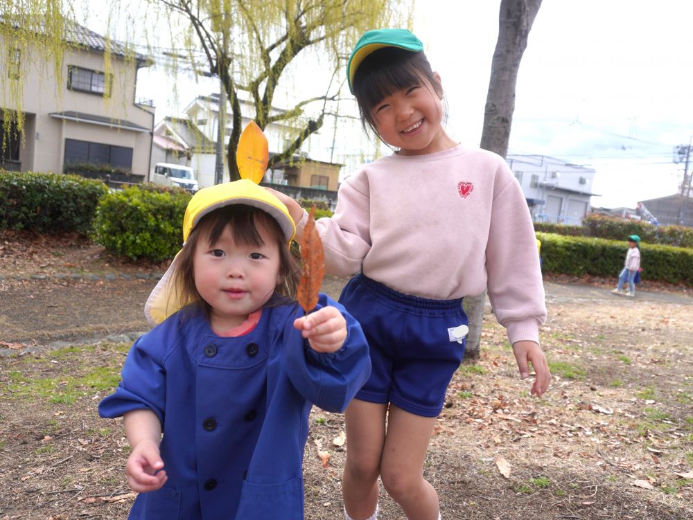 「落ち葉まだあった！」
「つのにしちゃおー♡」
