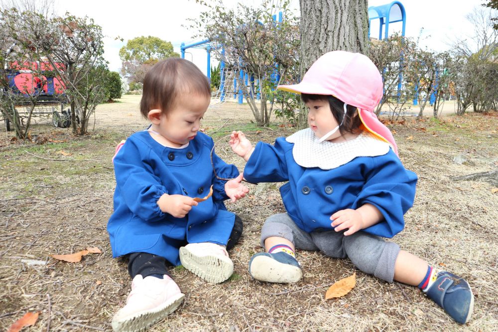「はいどうぞっ」
「ありがとう♡」
言葉はないけど心で通じ合う２人のやりとり♡