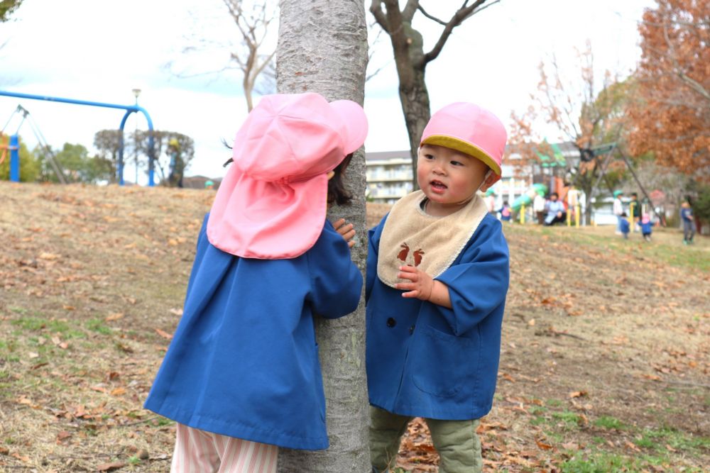 木を挟んでかくれんぼ♡