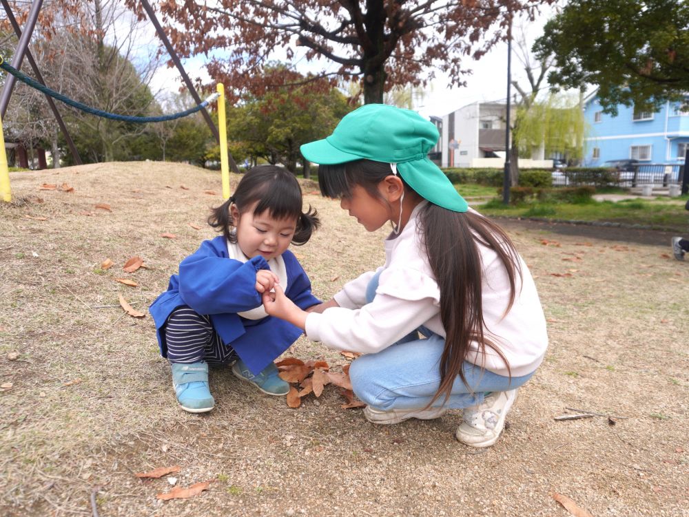 「葉っぱあったねー♡」
「ほしい？あげる～」
自然物も魅力がいっぱい♡