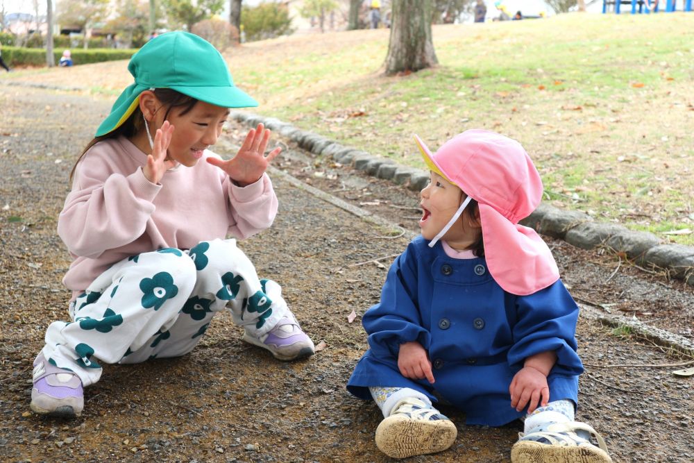 見ている方が微笑ましくなる異年齢の関わり♡
笑わせてあげたりぎゅーっと触れ合ったりなどの優しさ・・・
こけたら起き上がらせてあげたり
鼻水が出てたらティッシュで拭いてあげたりなどの頼もしさ・・・
キリン組さんのおかげで安心して楽しめたウサギ組・ヒヨコ組さんです♡



「いないいない…ばあー！」
「わー♡」