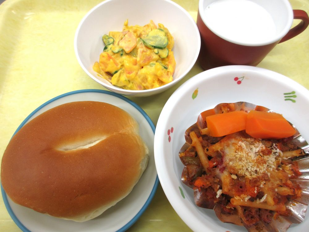 ロールパン

ミートグラタン

人参グラッセ

かぼちゃサラダ

牛乳