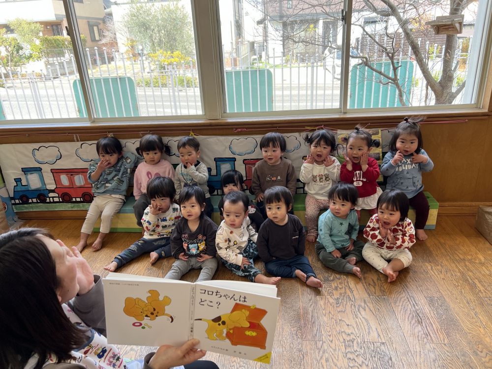 0歳児
『コロちゃんはどこ？』

子犬のコロちゃんは、さてさてどこに行ったのかな？
両手を口にあてて大きな声で『コロちゃん～？♬』
と呼び目をキョロキョロさせて、一生懸命探してます。
ドアの後ろや時計の中など、いろいろな所にかくれんぼしていましたよ
みつけた時は、『おった！』と指さしたり拍手したりして
満面の笑顔で喜んでいます😀



