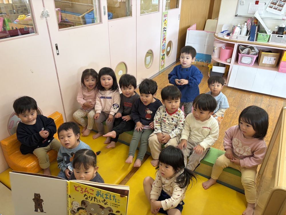 1歳児
『どろんこおばけになりたいな』

ゾウが「どろんこおばけ」に大変身！
そこにやってきたおばけが変身したのは……！？　

子どもたちの大好きなどろんこ遊びを
イメージしながら楽しめる絵本です♪