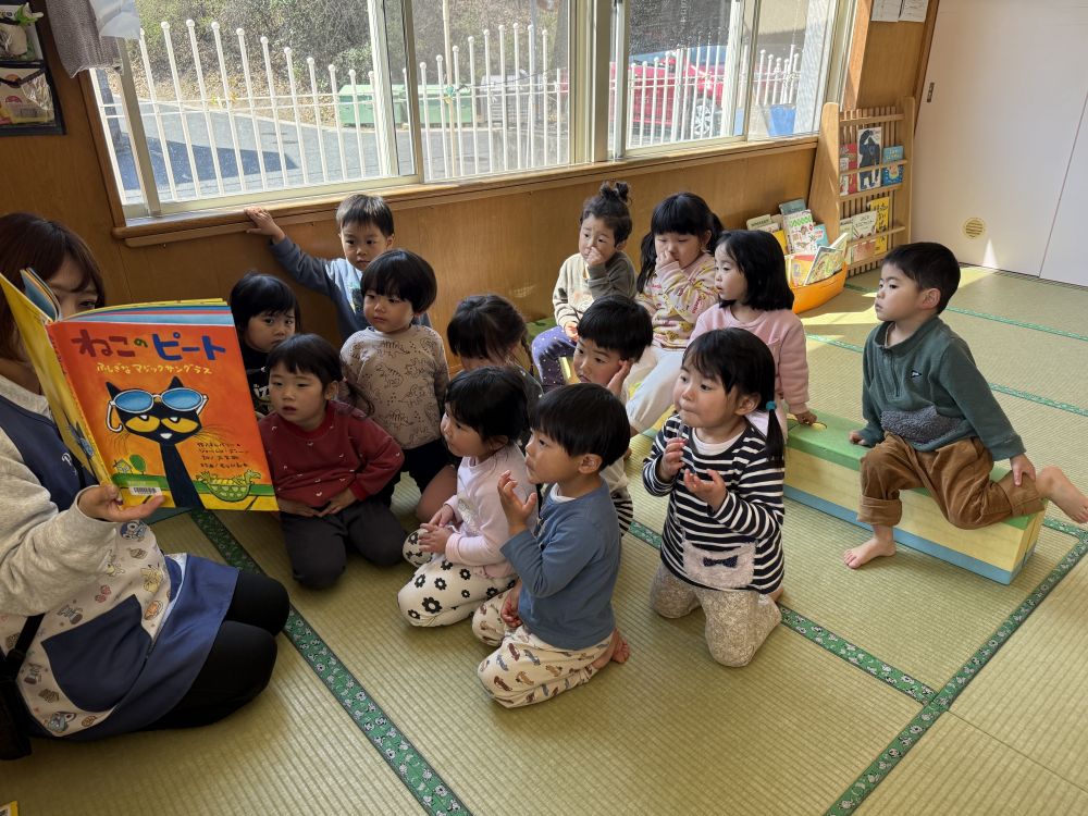 2歳児 
『ねこのピート 
   ～不思議なマジックサングラス～』

みんな大好きねこのピート！
ねこのピートの新しい絵本を読んだら…
大喜び︎👍🏻 ̖́-
気分がブルーな時に…
不思議なマジックサングラスをかけると…😎