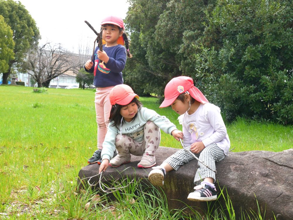 “春だ！散歩だ！”
体を動かし自然の中で
思いっきり遊ぶ事を楽しみました



それぞれ自分のお気に入りの岩に登り
何をしているのか見ていると・・・
木の枝をみつけて『今日は何が釣れるかな？』
『大きいお魚釣れるかな？』
魚釣りに見立て遊んでいるようです
どこでもかしこでもごっこ遊びが広がります♡