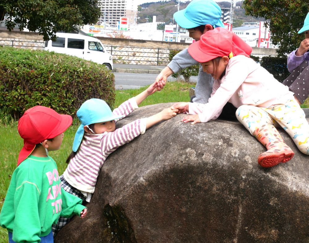 『私の手につかまって！！』
『引っ張るからせーので登ってよ』
友達同士で助け合い♡
みんなで一緒に登ると楽しいね♡