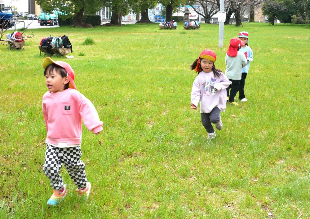 広～い芝生があると走りたくなるみんな♡
『タッチしてみーなさい！！』
『待て待て～！！』
繰り返し鬼ごっこを楽しみました
