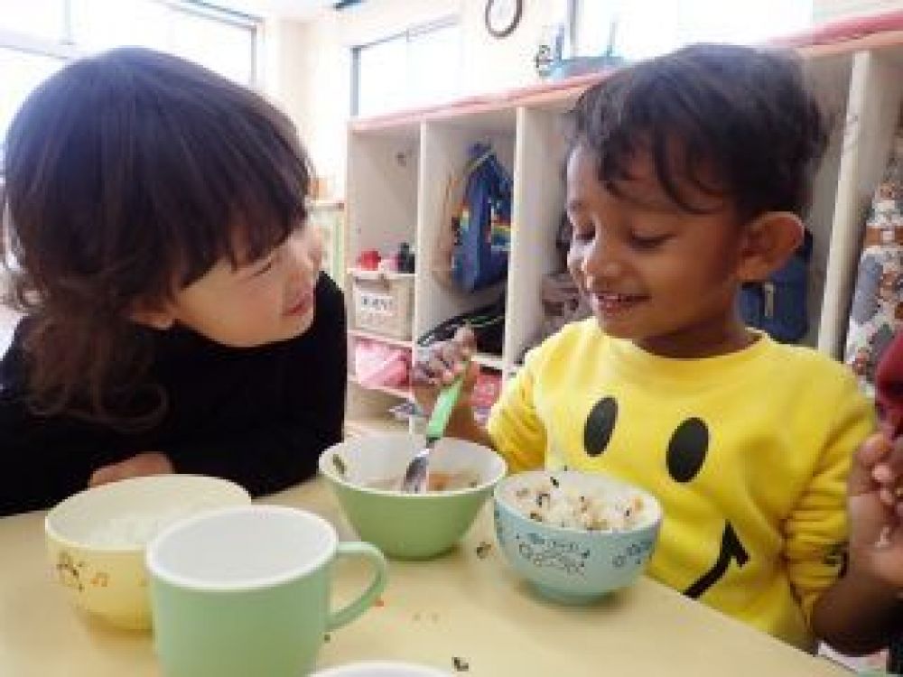 🐤仲良しのお友達とも一緒に過ごせる時間は
もうわずかになりました。
今日の給食は「高野豆腐の卵とじ」と「根菜汁」でした。
これからも楽しい給食時間を過ごしてね💕
