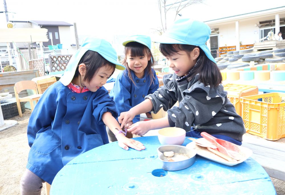 木の枝や落ち葉、花びらなど自然物を
遊びに取り入れながら楽しむ♪



　「ちょっと痛いですよ～」
　「全然痛くないんですけどー！！」
木の枝を注射針に見立てて病院ごっこ
針の刺し方や声のかけ方などお医者さんに
なりきって楽しむ♡