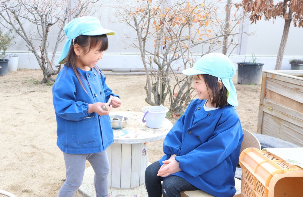 　「この色もおすすめですよ～」
　「ピンクがいい！」
落ち葉をアイシャドウやチークに見立てたり
木の枝を化粧筆として使ったり…
やりとりを楽しみながらお化粧ごっこ♪