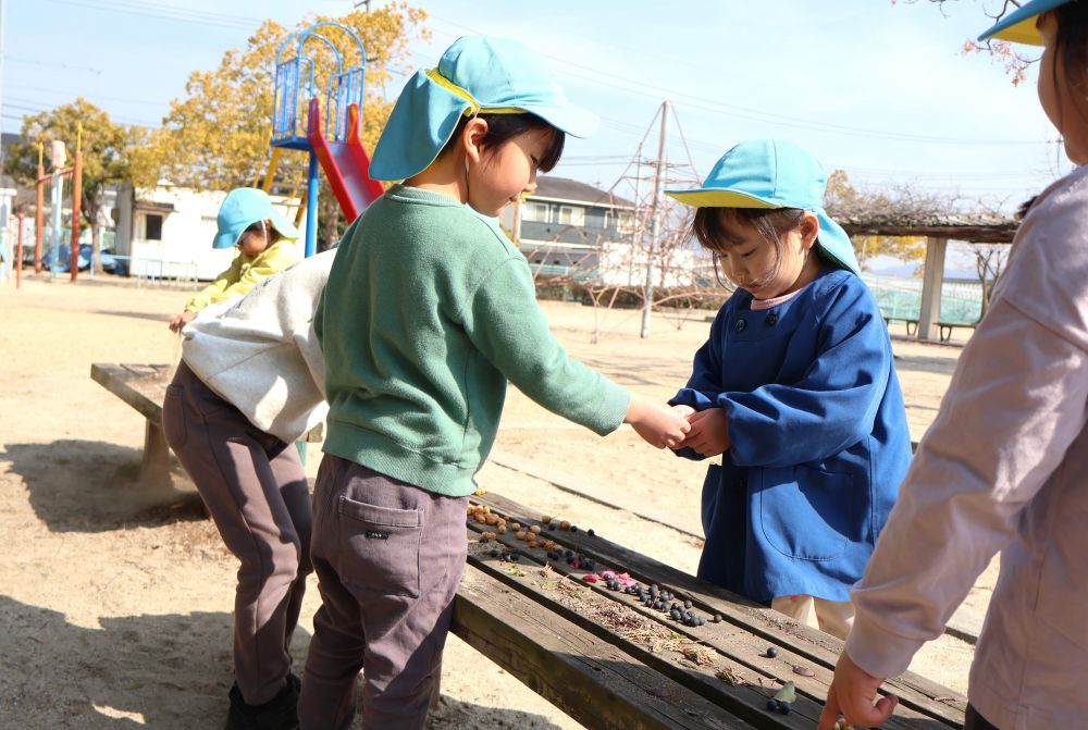 　「ジュース屋さんでーす！」
　「ぶどうジュースもありますよ～」
　「1つくださーい」
高西公園で見つけた木の実を使って
『ジュース屋さん』を開店！
お客さんが選びやすいよう種類ごとに並べるなど
工夫する姿も！