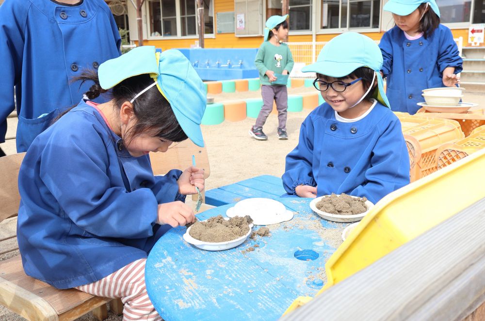 遊びに必要な物を自分たちで準備しながら
遊びの場を作るなど友達と関わる中で
どんどん遊びが広がっています♡



〈たこ焼き屋さん〉
　「たーこやきいっちょまり～（一丁上がり）」
元気いっぱいのたこ焼き屋さんでたこ焼きを購入
　「なんか入ってる！？」
中にはたこやイカなどさまざまな具材が♪
得意な泥団子がたこ焼きに発展！