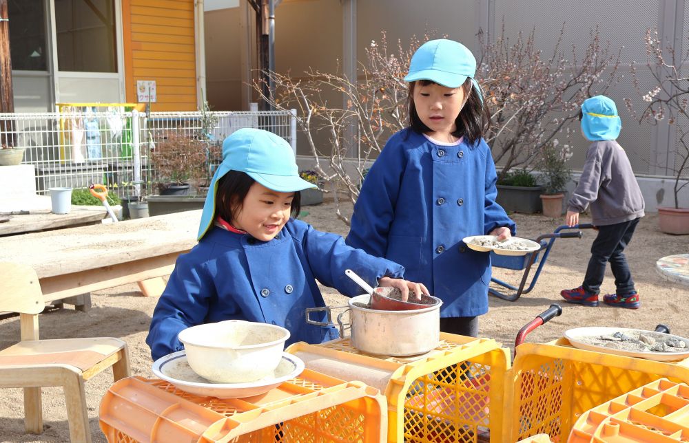 〈からあげ屋さん〉
　「油の準備できたよ～」
　「衣をつけてから揚げないとね」
石をお肉に、砂を衣に見立てて唐揚げ作り
見たことや経験したことを遊びに取り入れる！