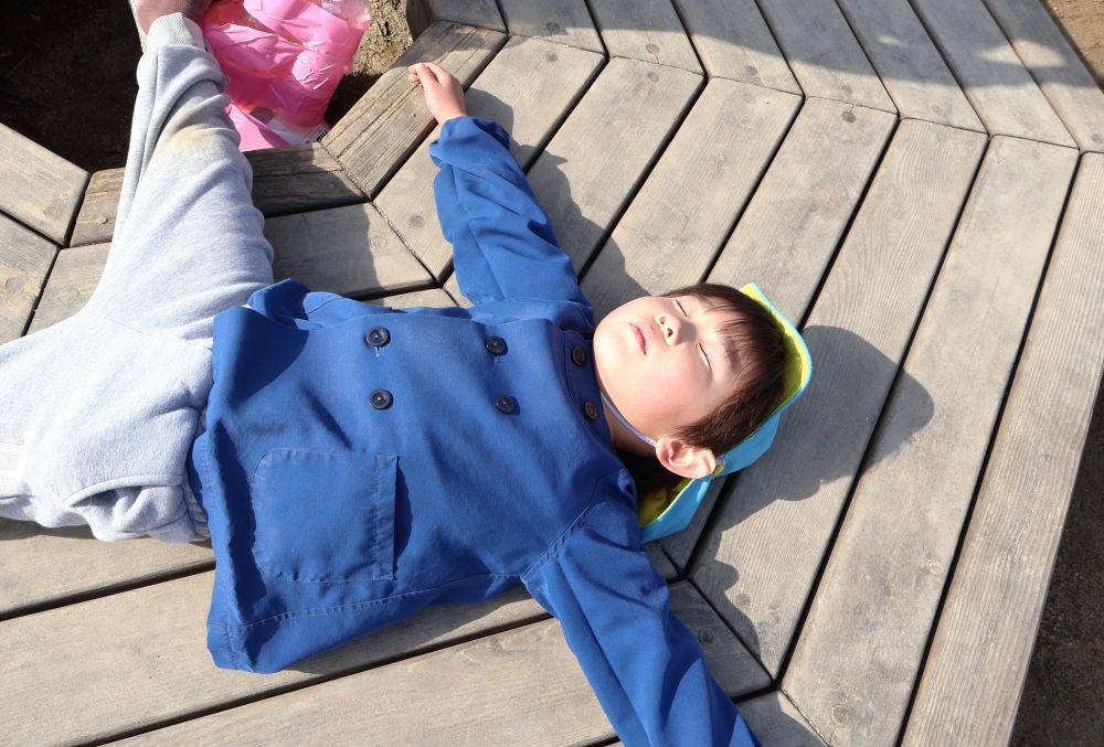 　「気持ちいい～」
　「エアコンいらんくらいあったかい！」
ウッドデッキに寝転んで全身で
日差しの温もりを感じるRくん
春ならではの楽しみがどんどん増えるね♪