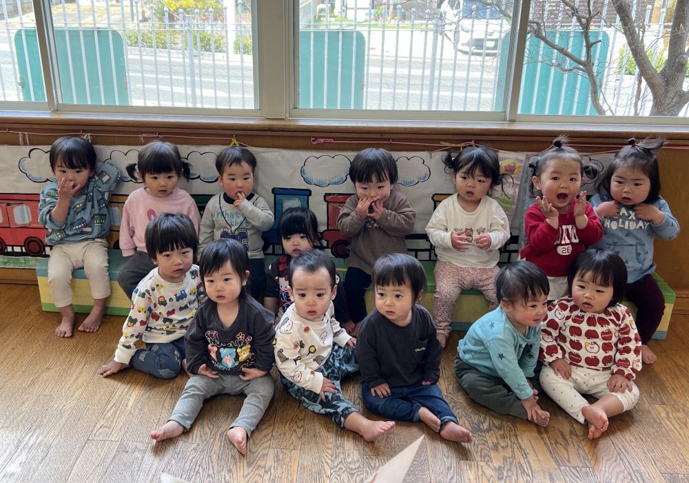春風が心地よいこの頃。一年間の成長を振り返ると、
子どもの笑顔や仕草が思い浮かびます。
思い返すと、一つひとつがかけがえのない思い出となりました。

保護者の皆さまのお力添えがあったからこそ、素敵な毎日を
いっしょに送ることができたと感じています。
ありがとうございました。

♡ウサギ組♡