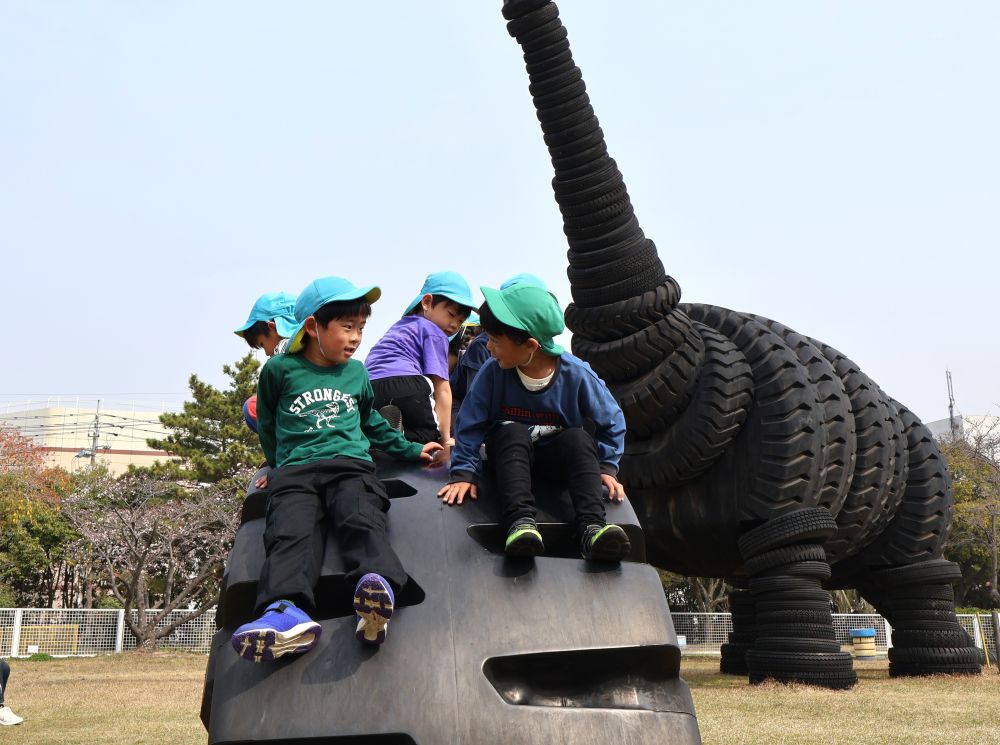「せーのですべろ～や～！」
「いいねー！せーの！！！」
声を合わせて滑り台！
自分たちより大きなタイヤの頂点から最後までまっすぐ滑ることを目指し繰り返し楽しんでいました☆