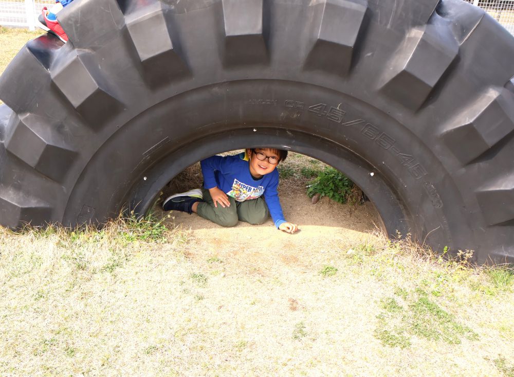 「やっほー！」
タイヤは、滑り台として楽しむほかにも穴を生かして・・・
秘密基地のように中に入ってごっこ遊びをしたり、中からみんなが遊んでいる様子を見たりと楽しんでいました♡