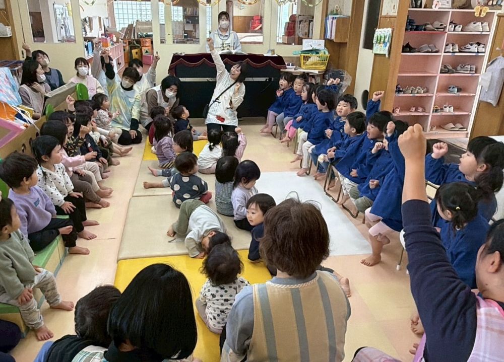 今日はお別れ会、修了式しました。

カレンダーマーチを歌いながら、
1年を振り返りました🌸
給食先生にも、
♡おいしい給食を作ってくれてありがとう♡と、
お礼を伝えました♬

クマ組さんは、リス組さんに🐿
ヒヨコ組さんは、クマ組さんに🧸
ウサギ組さんは、ヒヨコ組さんに🐥

違う保育園へ行く友達…先生…

ちょっぴり寂しいけど、
笑顔でお別れのあいさつ☺️

元気いっぱいガンバリマンを歌ったよ🎶
