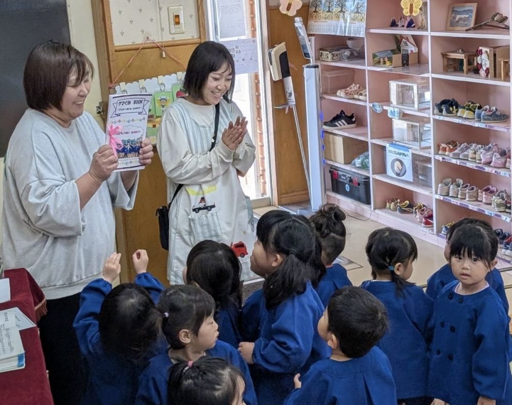 園長先生へも、
みんなからプレゼントを渡したよ🎁

寂しくなったら、
見て思い出してね♥️

みーんな、とっても大きくなりました👏✨️