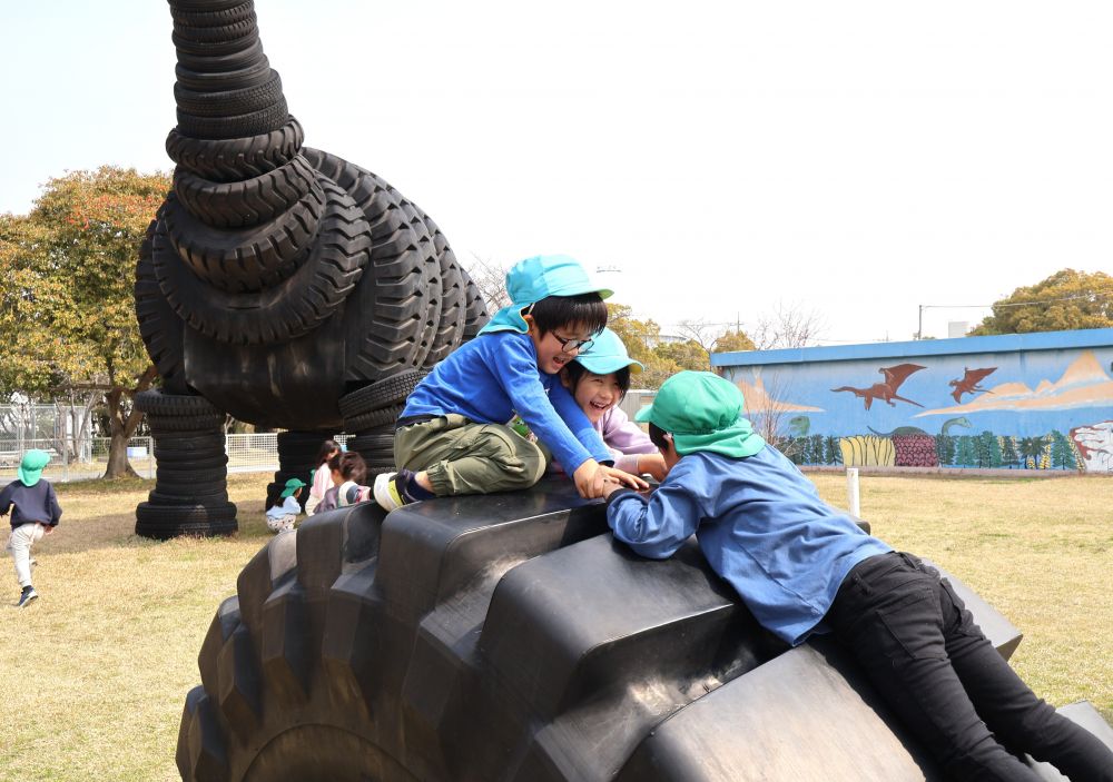 いつも楽しみ方や遊び方を教えてくれたり・・・
困ったときに声をかけてくれたり・・・
そっと手を差し伸べ助けてくれたり・・・
ゾウ組さんにとって頼もしく憧れる存在であるキリン組さん！
キリン組さんと過ごせる残りわずかの時間を楽しみました♡♡


「ひっぱってー！」
「手もってー！！」
"頂上まで登ろう”ゲームを考えた3人！
いつも手を差し伸べてくれていたキリン組さん
次はゾウ組さんの番!！
力を合わせて頂上に達成し大喜びでした☆