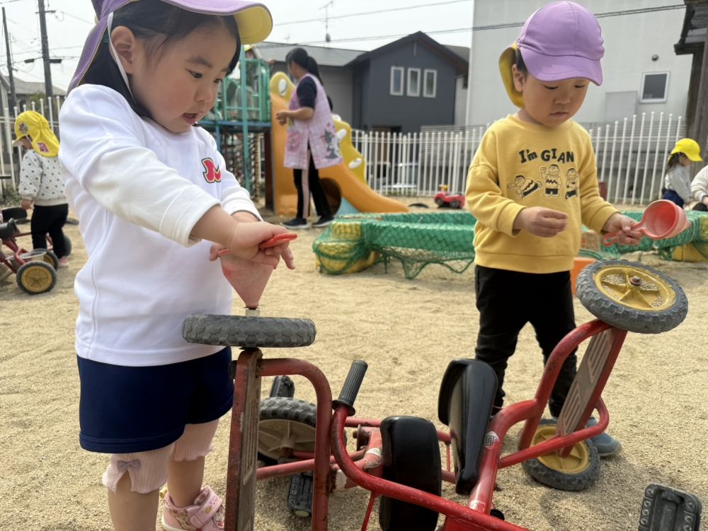 ｢修理しまーす🔨｣
三輪車のネジ修理中…