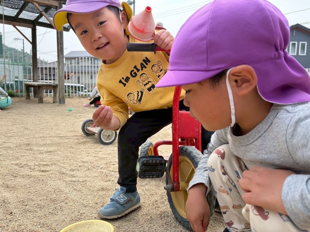 ｢やっほー｣と、
Hくんの右手には小さなありさん🐜
春だね🪻