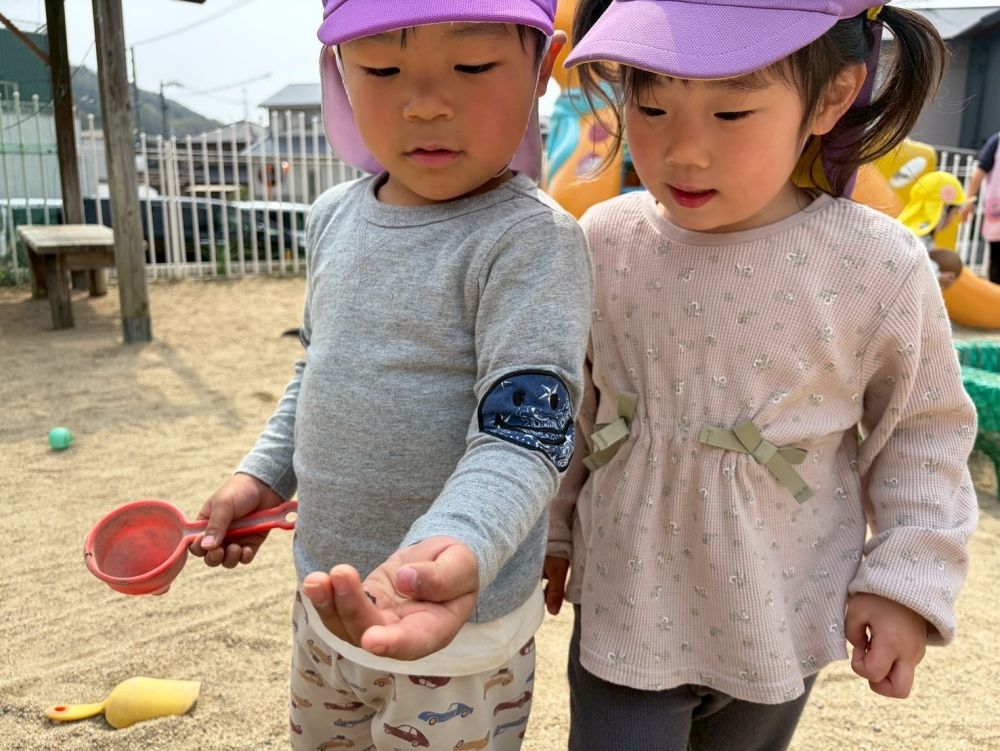 ｢ありみつけー！｣
Iくんも、あり発見🐜
｢みーせーてー｣と、Oちゃん。
暖かくなってきたね☀️
