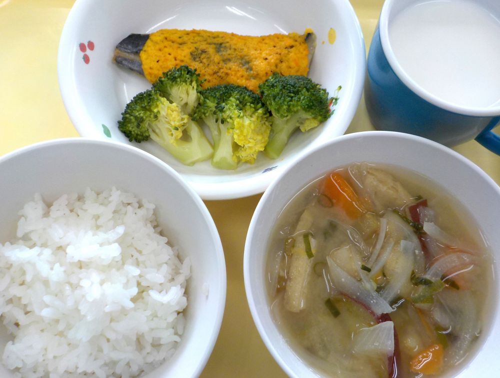 ご飯

さわらのもみじ焼き

ゆでブロッコリー

さつま汁

牛乳