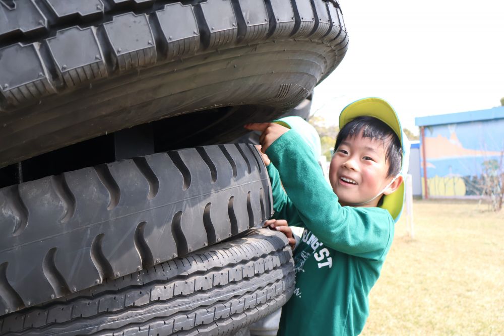 恐竜公園だからこそできる遊びで思いきり楽しんでいました♡

何度見てもタイヤなどでできている恐竜の大迫力☆
俯瞰してみたり恐竜の下をくぐってみたり
いろいろな角度で恐竜をみて
「どうやってできているんだろう？」
中を見てみると・・・
空洞のところもあれば固そうな鉄骨などで支えられているところも！
新たな発見でとても驚いていたHくんでした！