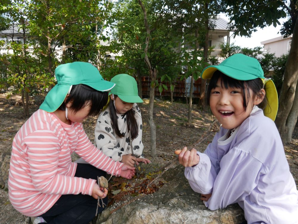 園生活も残り少なくなり
今まで遊びに行った公園にも
たくさん遊びに行きました

神社に来ると必ずしちゃう
バーベキューごっこ🍗
たんぽぽや花びらも混ぜて
春ならではのバーベキューに！！